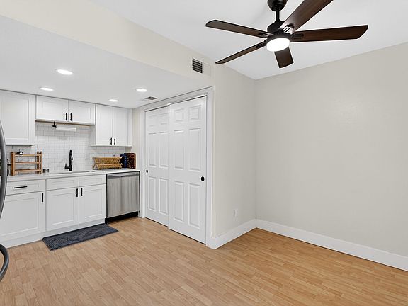 3rd image of 946 E Diamond Dr