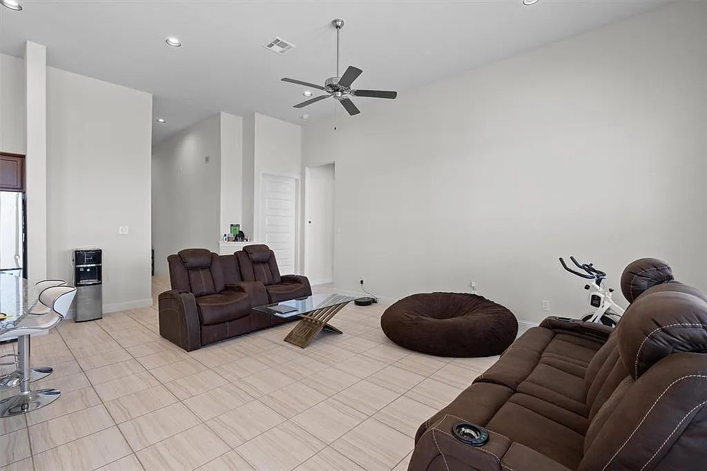 3 bed, 2.0 bath, 1984 sqft, $2,400 — Photo 3
