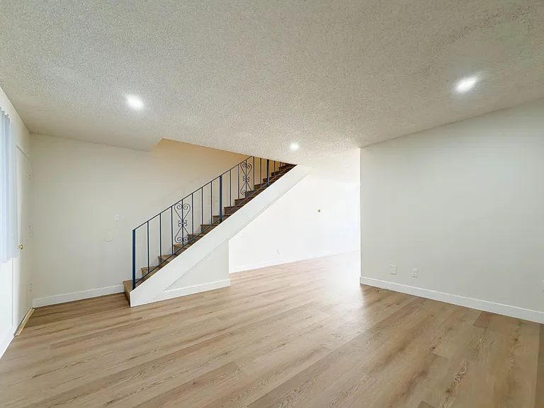 6535 Pickering Ave — Photo 4