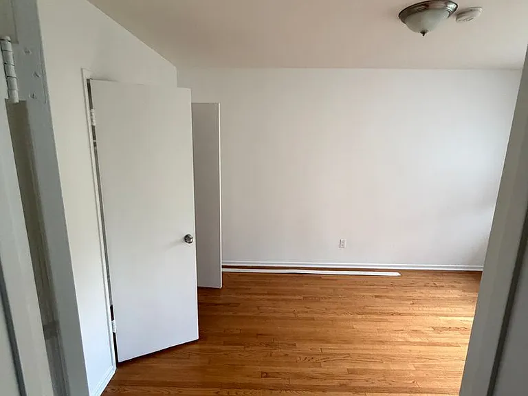 435 S Hoover St — Photo 14
