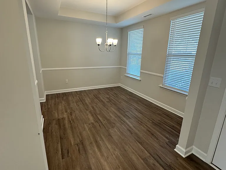 375 Beverly Pl — Photo 5