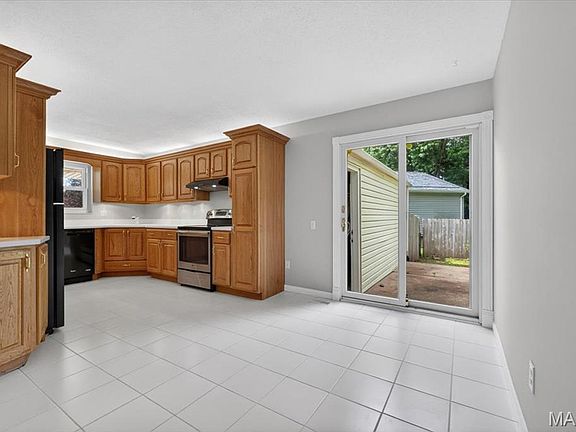 5th image of 2463 Village Glen Ct