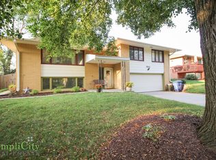 7910 Sandalwood Dr, Lincoln, NE 68510