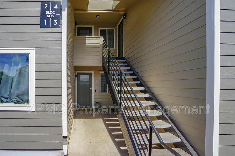 3 bed, 2.0 bath, 1136 sqft, $2,100 — Photo 1