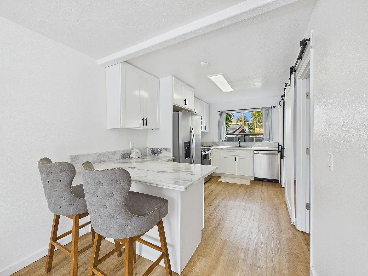 2 bed, 1052 sqft, $4,500 — Photo 3