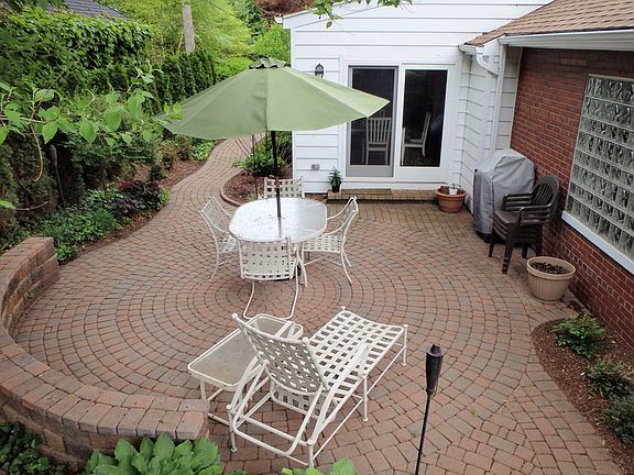2nd image of 832 Park Ln