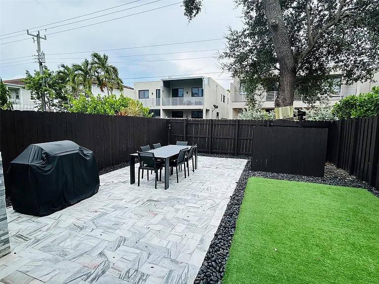 310 SW 9th St #1 — Photo 26
