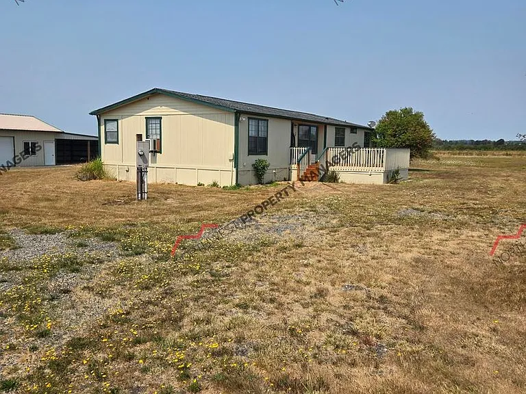 389 Spencer Rd — Photo 2