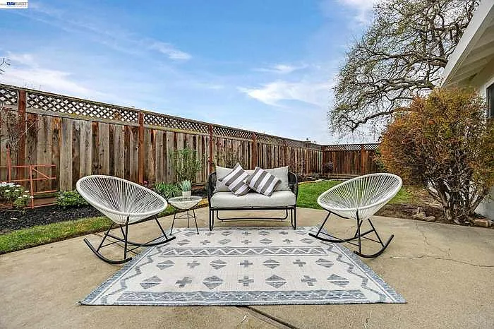 4034 Francisco St — Photo 11