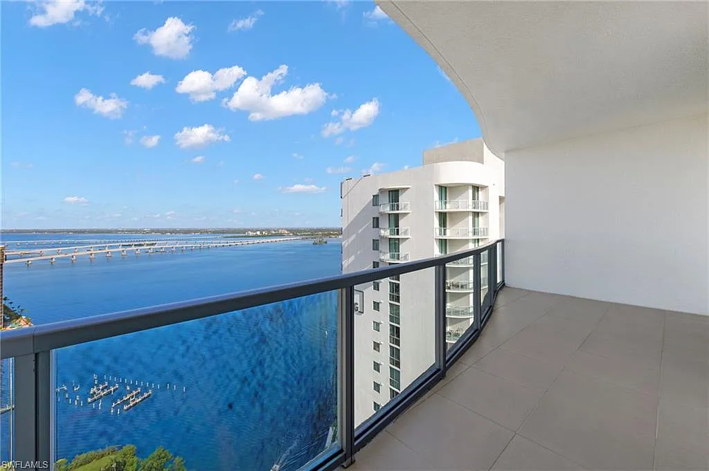 2 bed, 2.0 bath, 1008 sqft, $2,500 — Photo 3