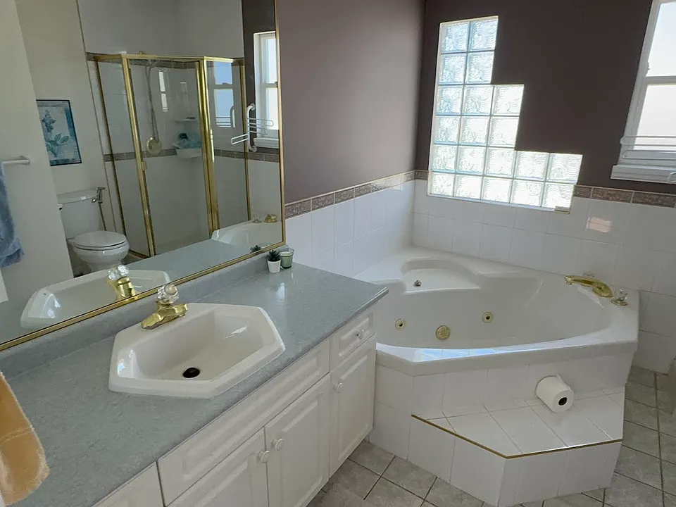 325 W 24th St