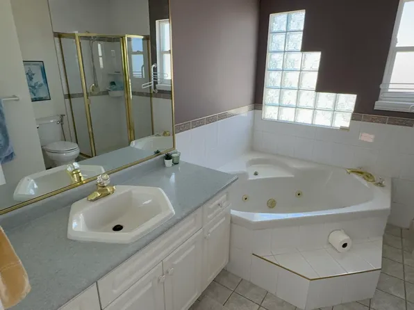 325 W 24th St, North Vancouver, BC V7M 2C7