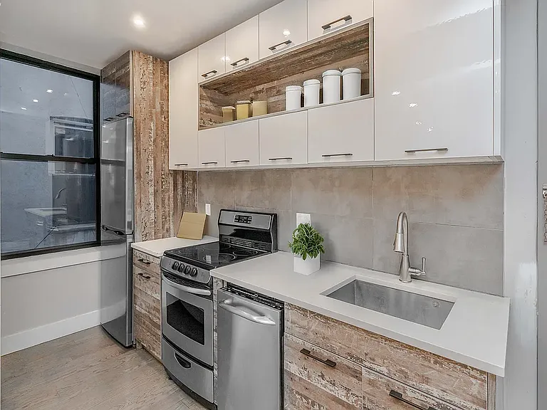 484 Harman St #2L — Photo 2