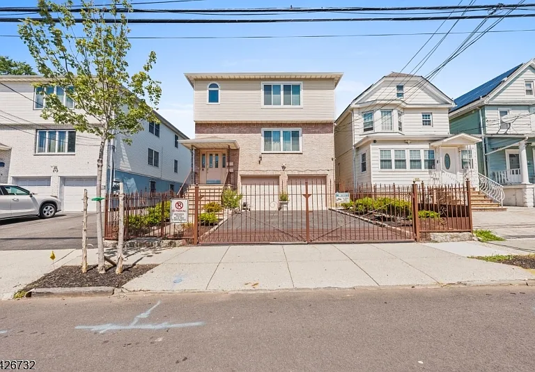 939 Grove St — Photo 2