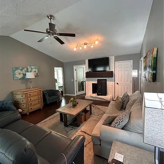 2134 Atkinson Ln — Photo 3