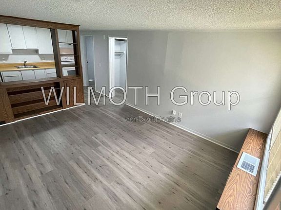 2nd image of 2000 Indianapolis Rd #112