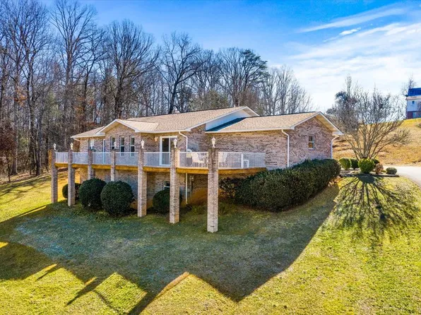 1204 Barton Fields Dr, Sevierville, TN 37862