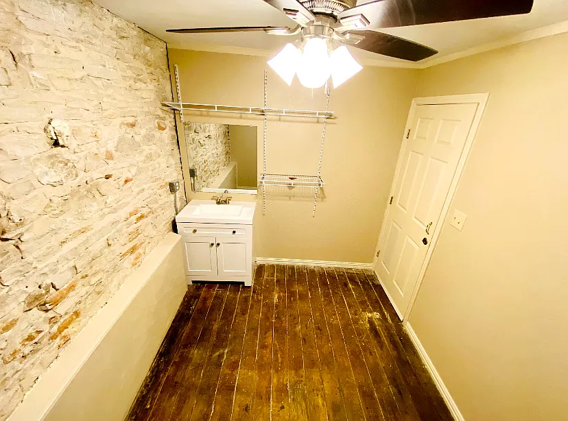 1 bed, 120 sqft, $499 — Photo 2