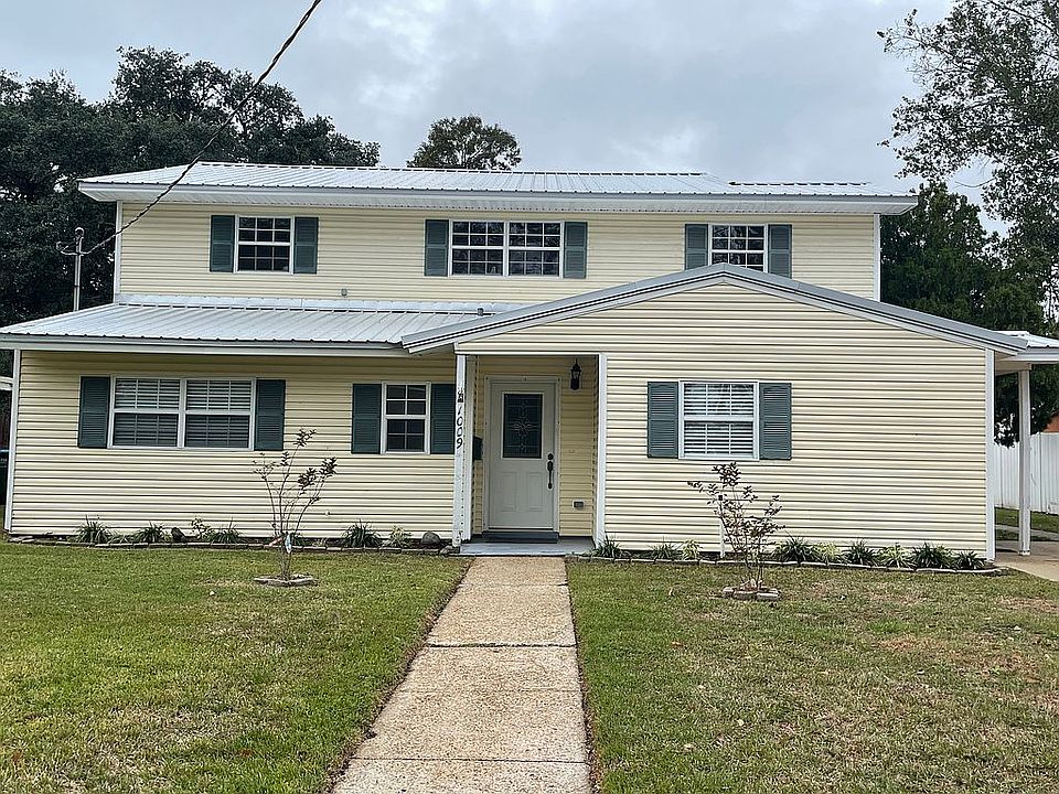 1st image of 1009 Country Club Dr