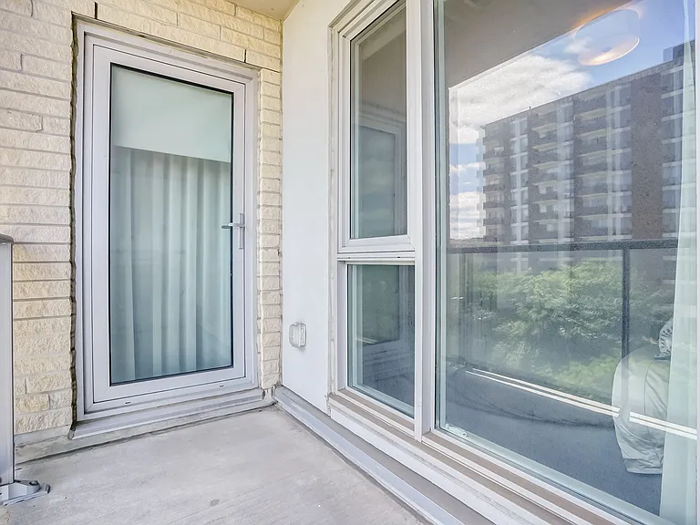 460 Saint Laurent Blvd — Photo 27