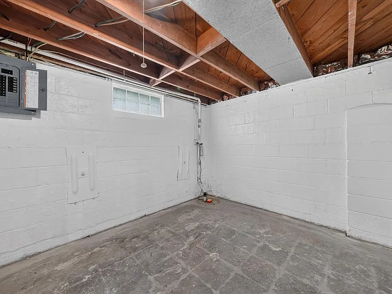 2090 Cicotte Ave — Photo 30
