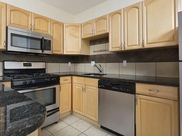 11 Bartlett Pl #2 — Photo 2