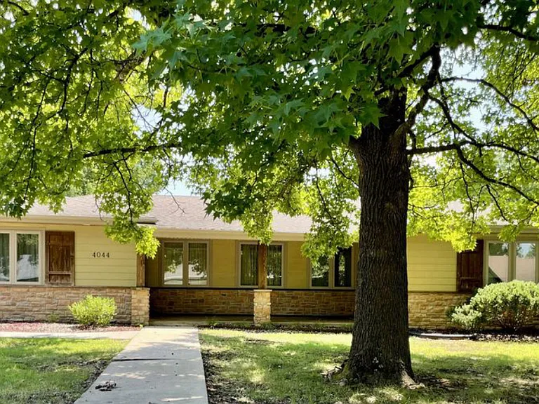 4044 S Broadway Ave — Photo 1