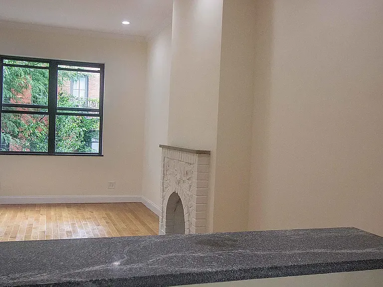21 Bank St #4R — Photo 2