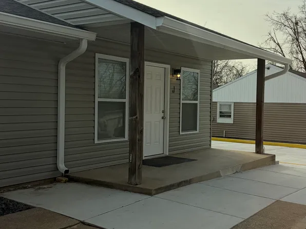 1 Holding Ln #J, Crystal City, MO 63019