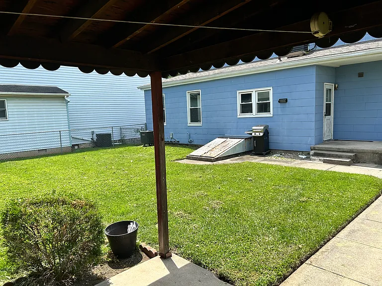 218 W Vine St — Photo 2