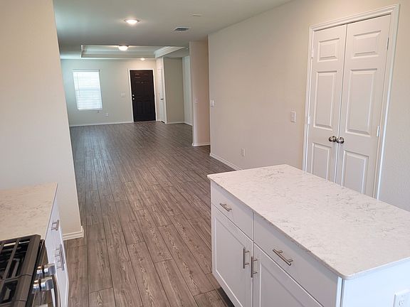 4th image of 812 Forestdale Ct