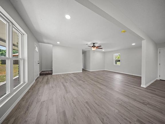 4th image of 31 Chestnut Cir