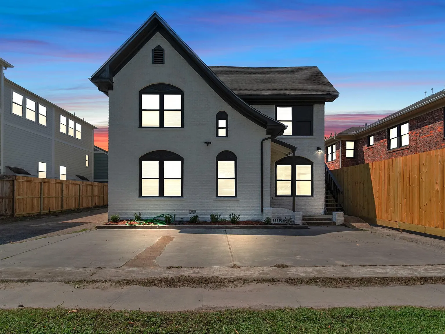 3 bed, 2.0 bath, 2398 sqft, $2,200 — Photo 2