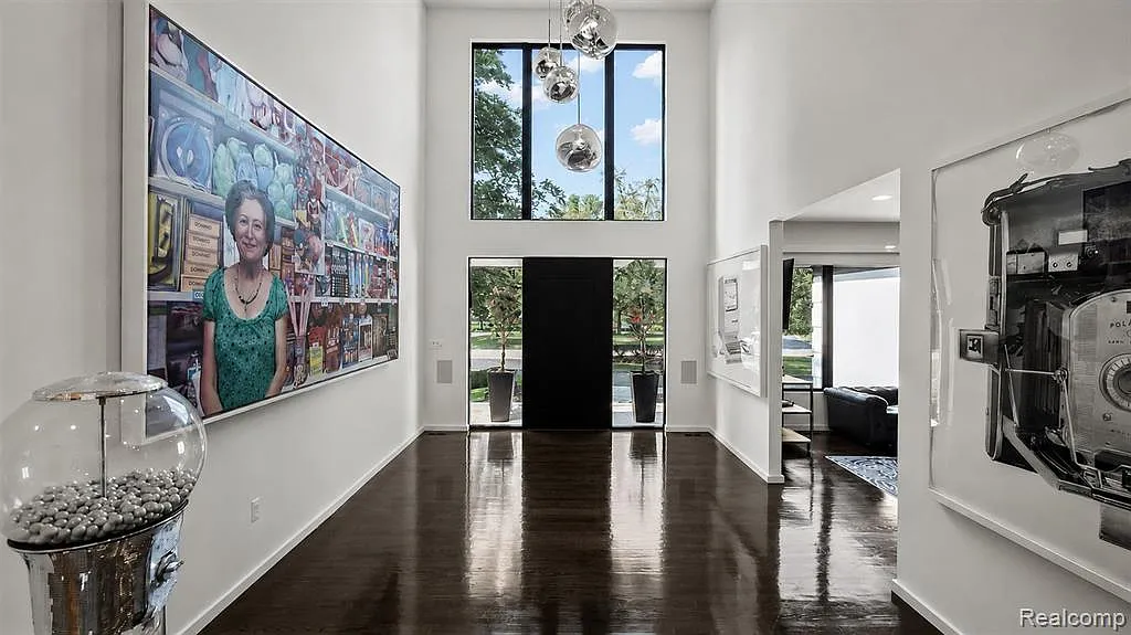 5 bed, 7.0 bath, 9744 sqft, $25,000 — Photo 4