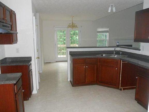 4th image of 1645 Cedar Hl
