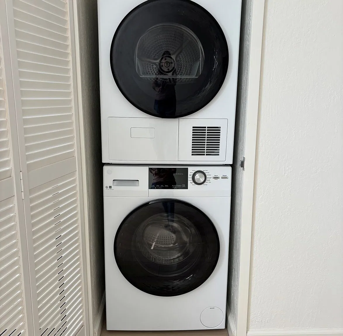 Enjoy the convenience of an LG ThinQ smart washer and dryer set, offering modern features, energy efficiency, and app_connected control.