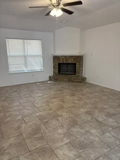 4 bed, 1903 sqft, $1,600 — Photo 2