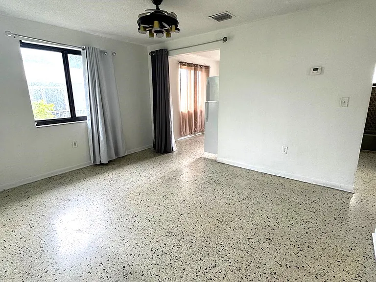 430 NW 9th Ave #3 — Photo 6