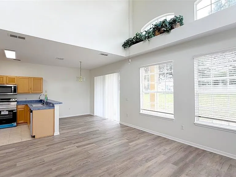 203 Madison Cir — Photo 5