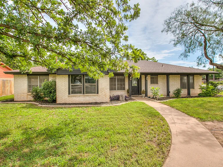 3202 Tanglewood Dr — Photo 4