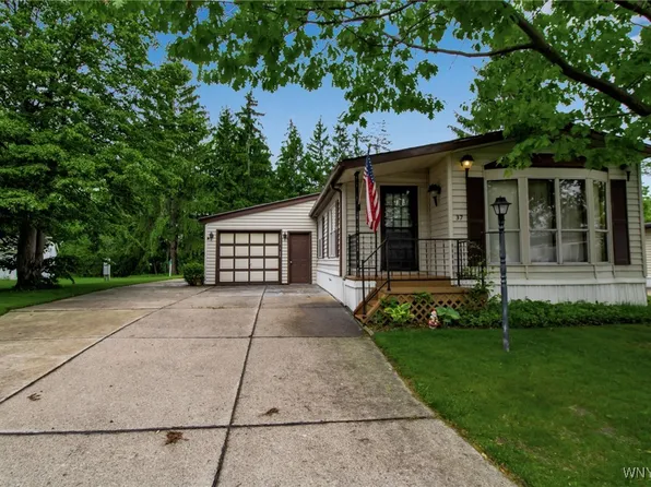37 Waterview Pkwy, Hamburg, NY 14075