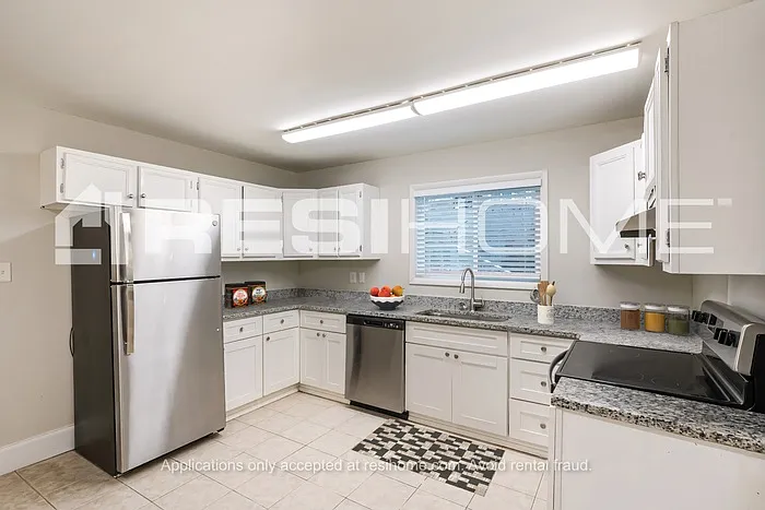 3 bed, 2.5 bath, 1918 sqft, $1,845 — Photo 3