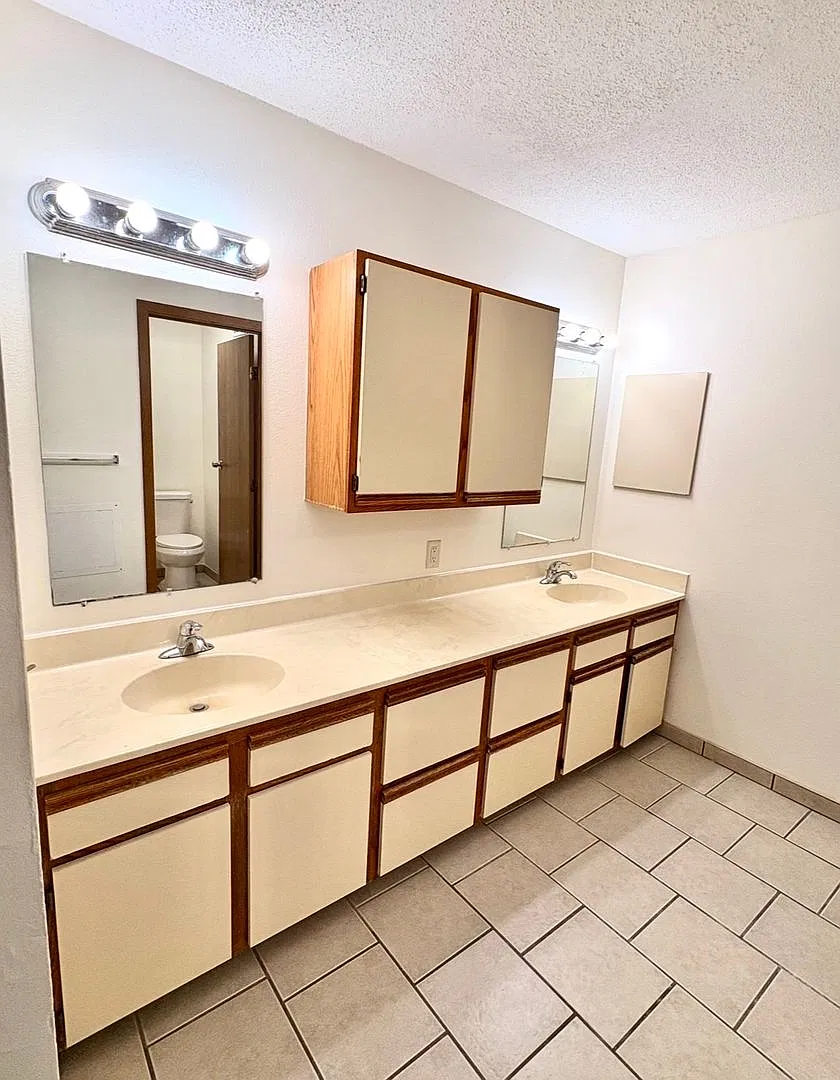 Ivy Apartments — Photo 3