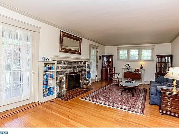 3rd image of 23 E Langhorne Ave