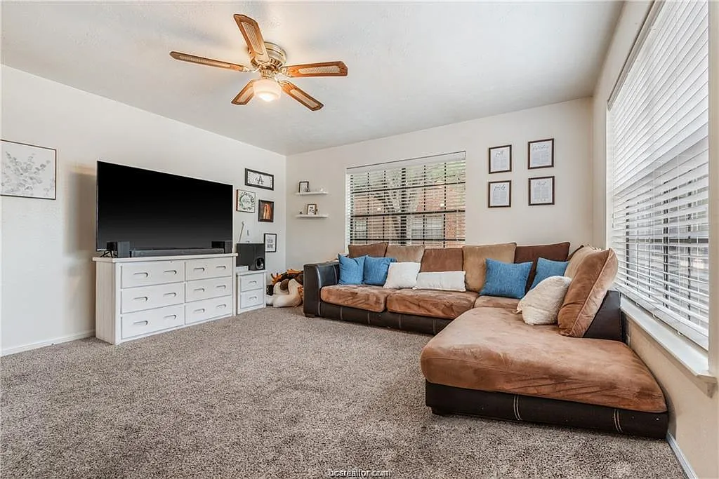 3 bed, 1196 sqft, $1,400 — Photo 2