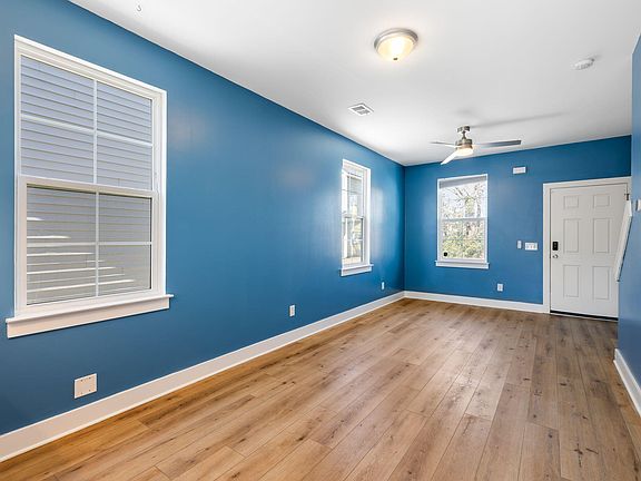 3rd image of 2021 Comstock Ave