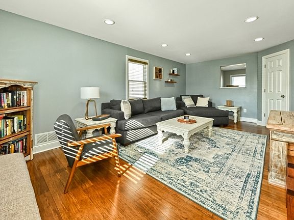 2nd image of 84 Fernwood Ct