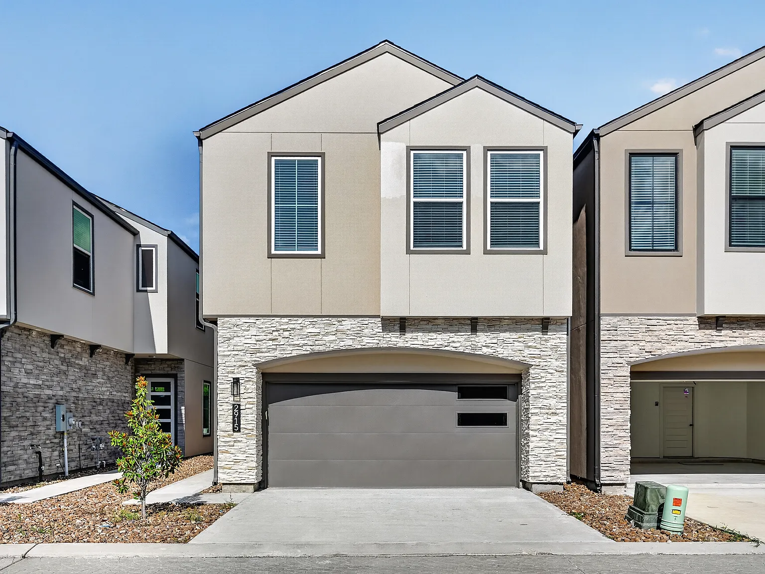 3 bed, 2.5 bath, 2181 sqft, $5,750 — Photo 2