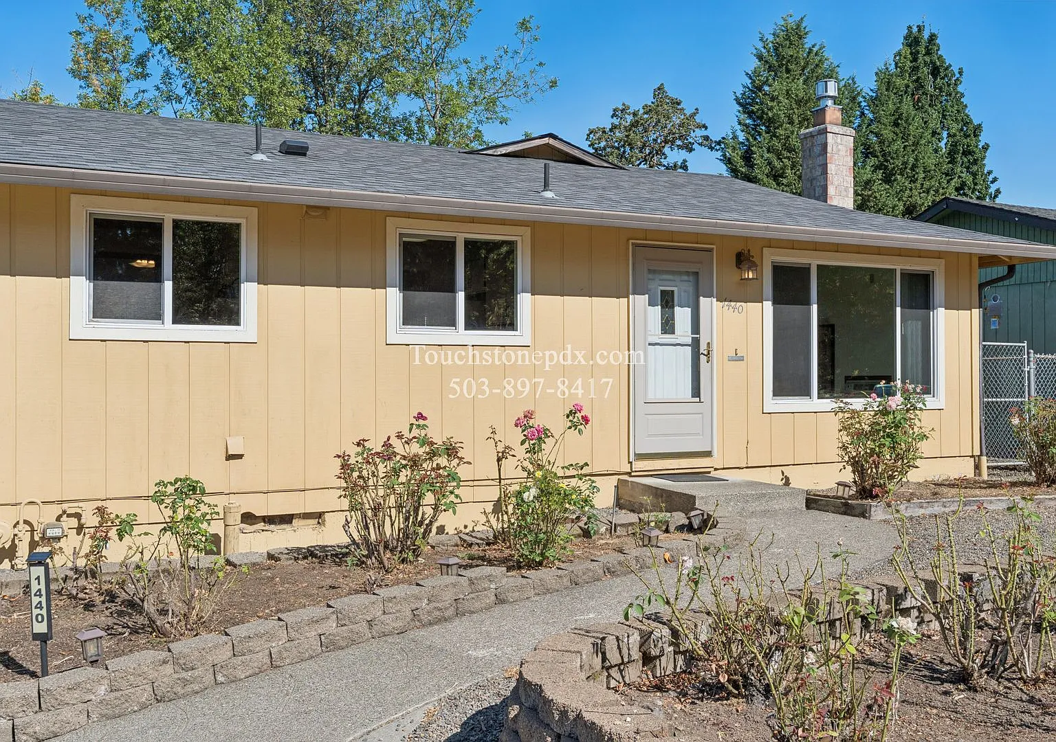 Gladstone 3BD/2BA Home with Large Yard, Shop, & 2 Car Garage — Photo 3