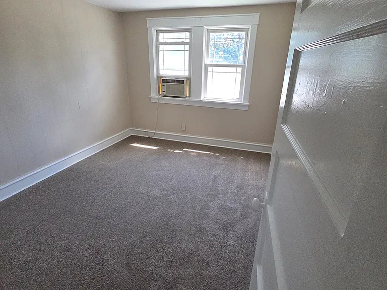 129 Kings Hwy — Photo 16